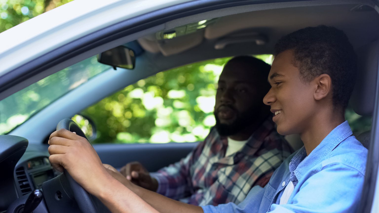 Spending cars. Dad teaching to Drive. Should parents track teens Driving. Parents not to Drive a car Now перевод.